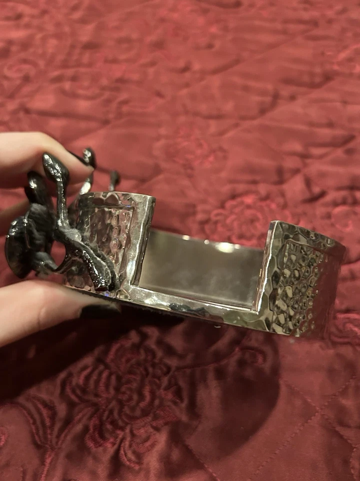 Montaña rusa Michel Aram plateada con orquídea negra Foto 3 de 4