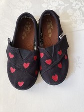 Toms Tiny Classic Black Hearts Print Slip Ons - 7-8 Toddler Size