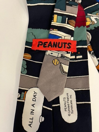 Snoopy All In A Day Peanuts 100 % Seidenkrawatte United Feature Syndicate Seide USA Vintage - Bild 5 von 6