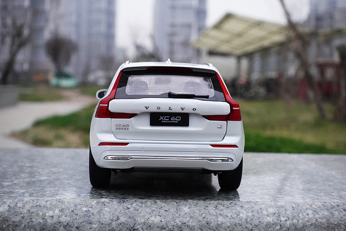 1/18 Scale Volvo XC60 SUV 2022 White Diecast Car Model Toy