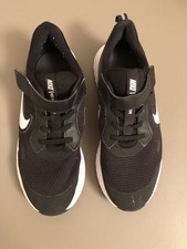 Nike Hallensportschuhe 35 / UK 2,5