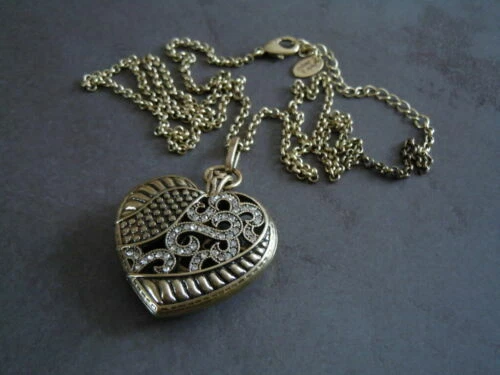 Collane e ciondoli antichi in bronzo