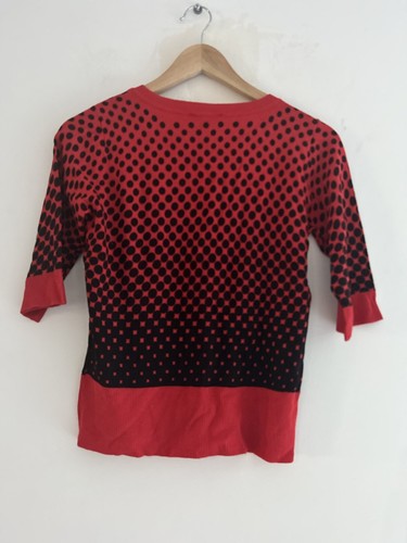Cárdigan tejido Jacqui E para mujer talla pequeña rojo negro mangas 3/4 botones lunares - Imagen 9 de 11