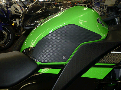 TechSpec Kawasaki Ninja 300 2013 - 2018 SnakeSkin Tank Grips w/Free Center Pad - Bild 1 von 3