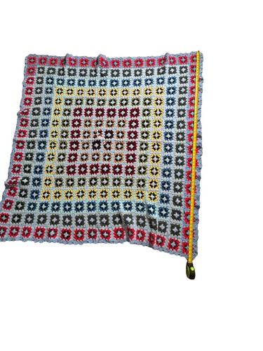 Manta cuadrada de ganchillo abuela hecha a mano vintage festoneada 64x67 afgana Roseann - Imagen 6 de 9
