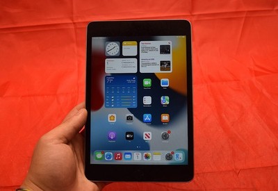 Apple iPad Mini 4th Generation, 7.9-inch, 16GB, WIFI Only - Space Gray, tested