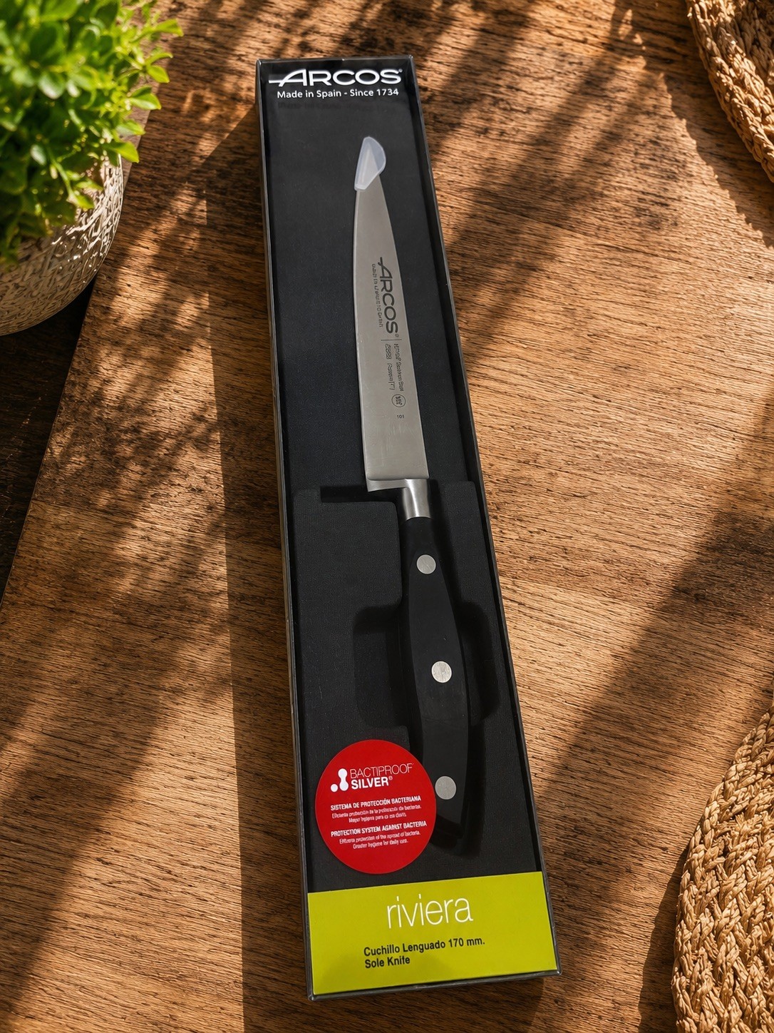 Couteau de cuisine Arcos Riviera pour découper légumes et viandes en famille