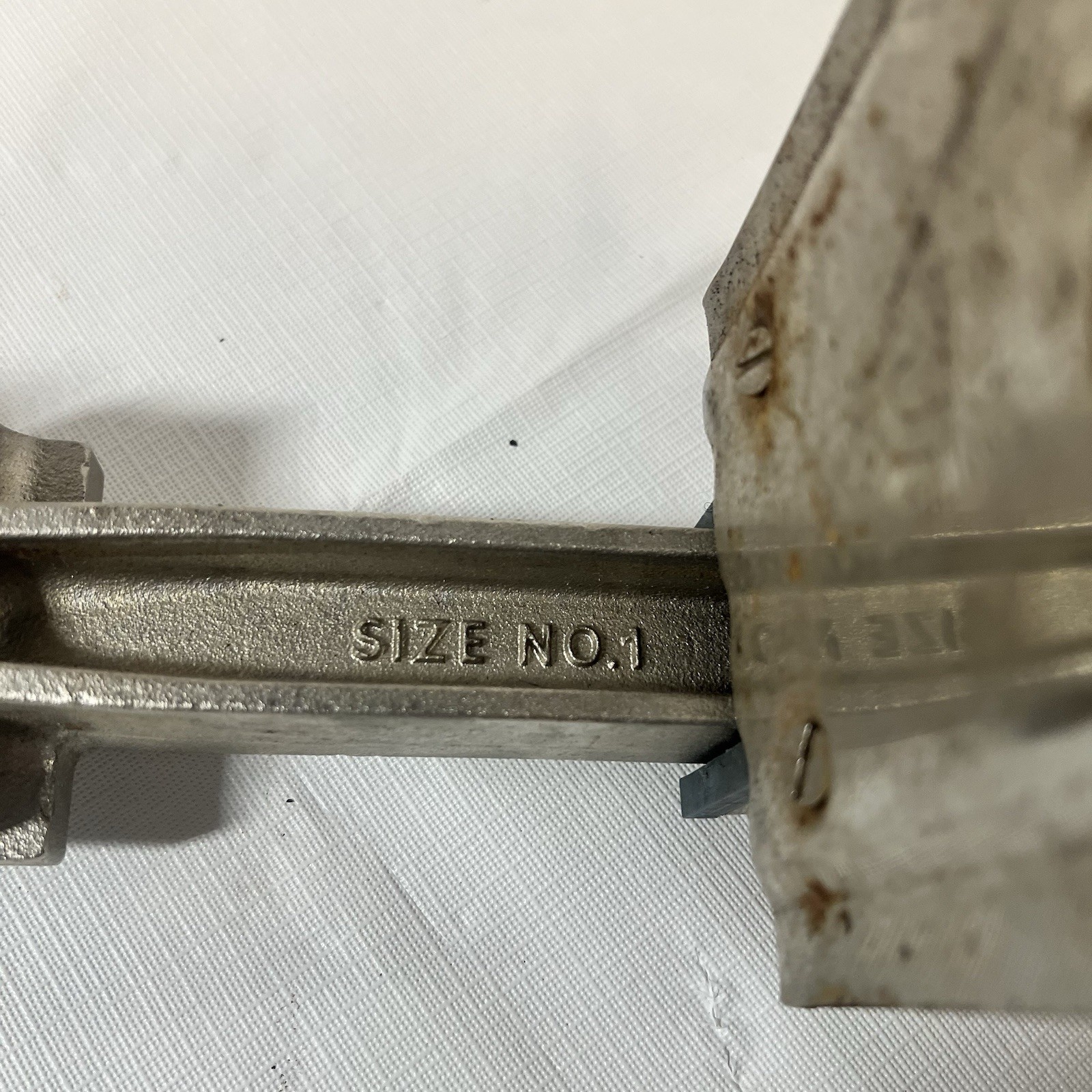 Commercial-grade, counter-mounted manual can opener, Edlund Size #1, H7, 809