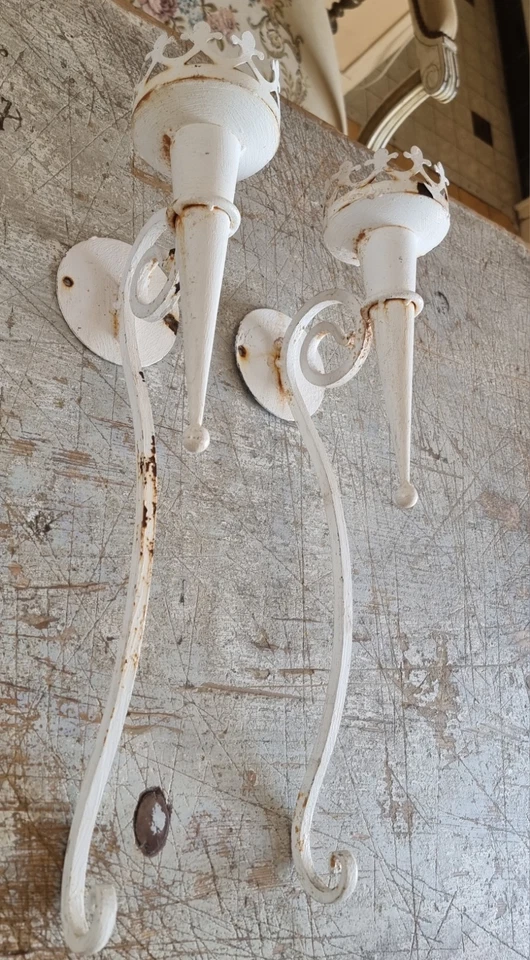 Pair of 1950s "Neo-Moyenageux" style sconces in grey zinc-white lacquered iron - Photo 2/4