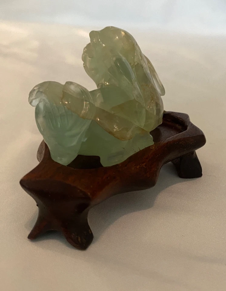 CHINO Tallado Verde Jade FOO DOG Guardián Estatuilla Escultura sobre Soporte de Madera Foto 4 de 4