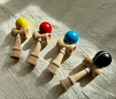 Mini Kendama Set Holz   Geschicklichkeitsspiel mit Kugel   4 Farben