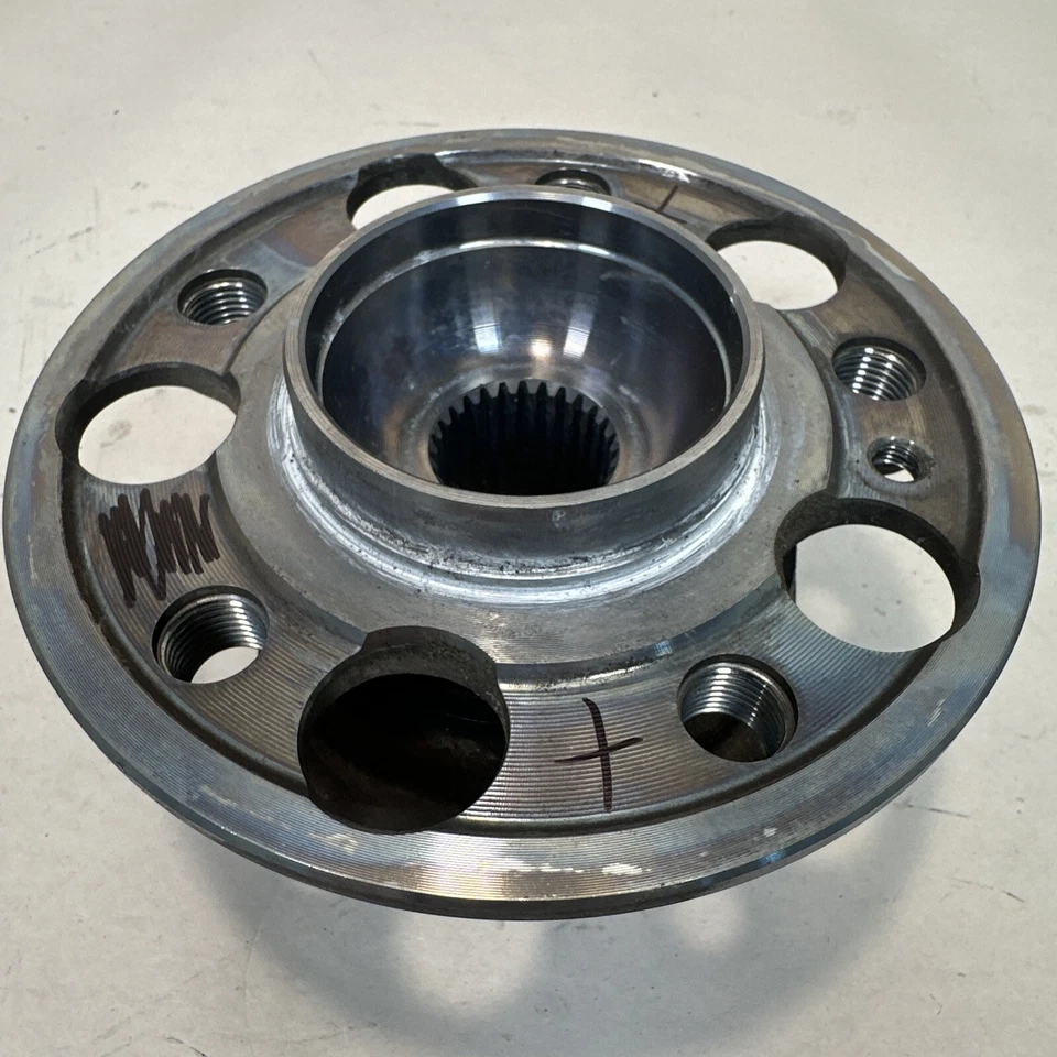 Mercedes-Benz GLC 43 AMG 2023 cupé cojinete de rueda trasera izquierda fabricante de equipos originales Foto 3 de 4