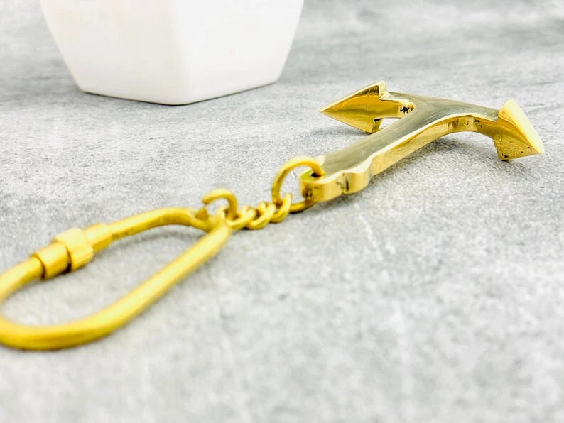 Llavero ancla de latón pulido - encanto náutico para viajeros y aventureros Foto 4 de 4