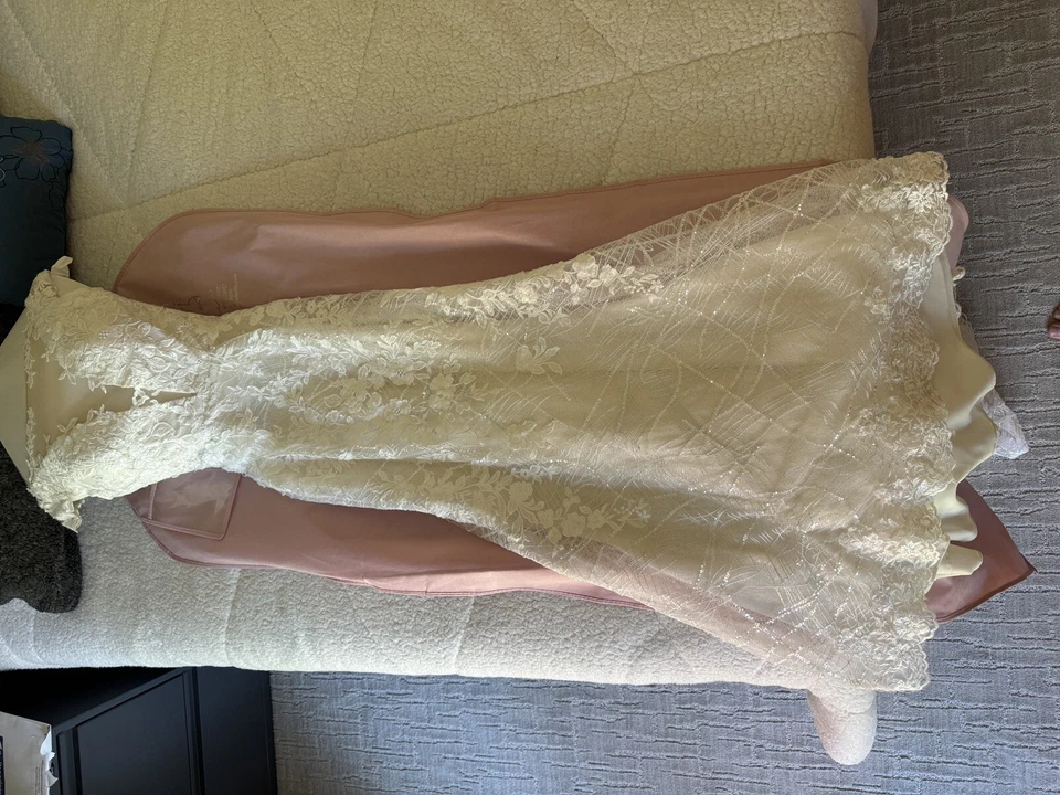 Vestido de novia David’s Bridal Galina Signature, marfil, talla 2 Foto 2 de 4