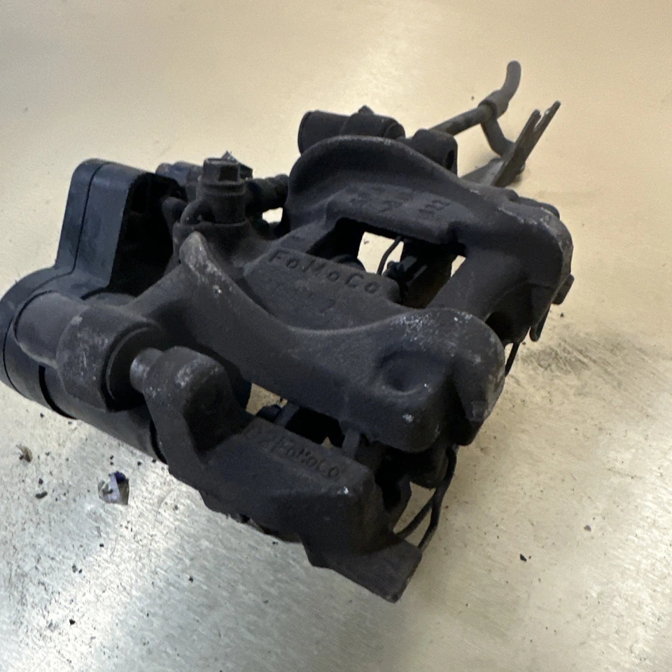 Pinza de freno trasera derecha Ford Fusion 2016 OEM Foto 2 de 4