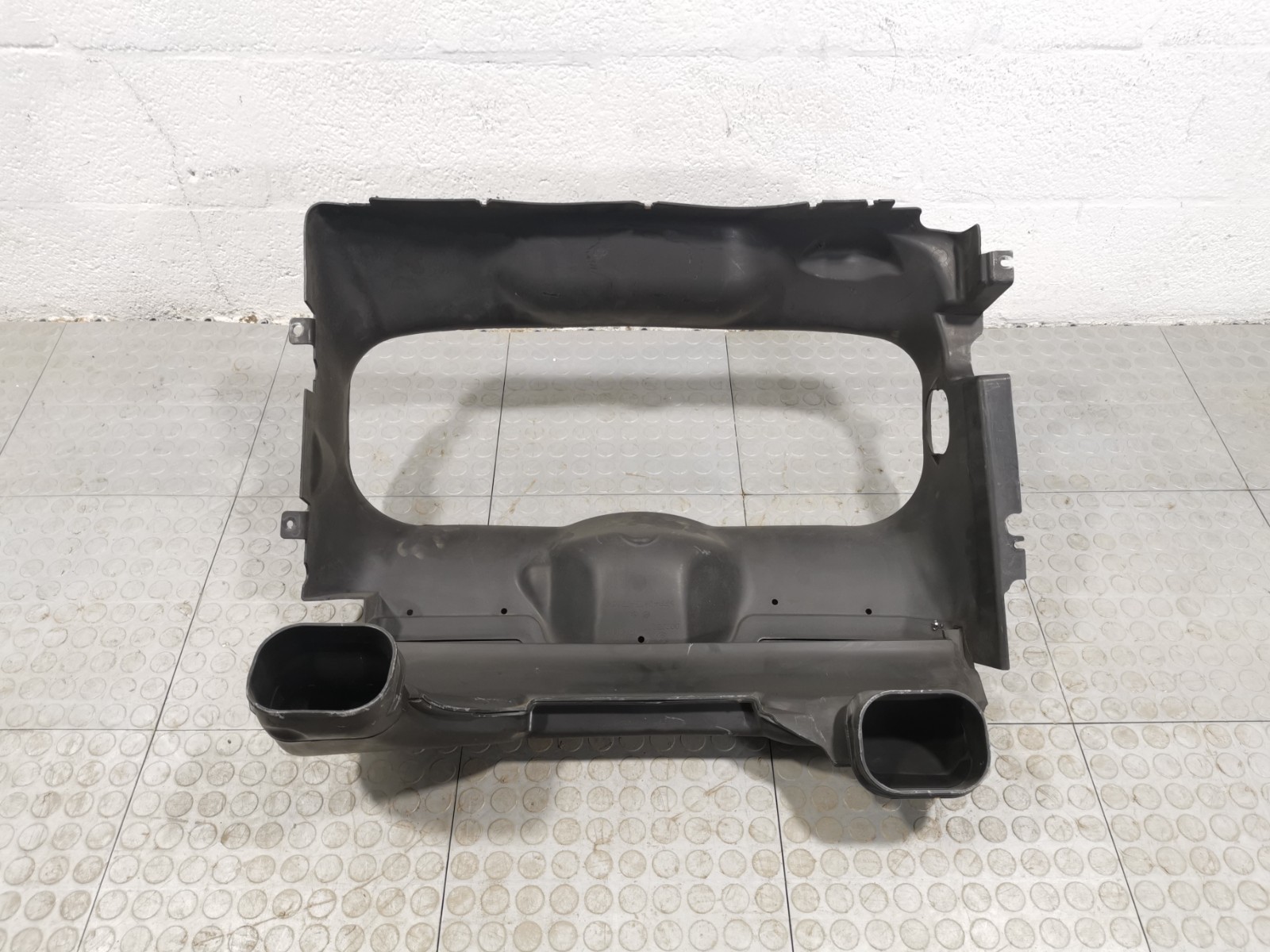 Maserati Granturismo 4.7 L 2014 RWD Front Radiator Air Guide Duct 10141182 OEM