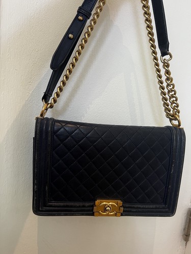 Chanel old medium navy leather boy bag with antique gold hardware - Picture 23 of 24