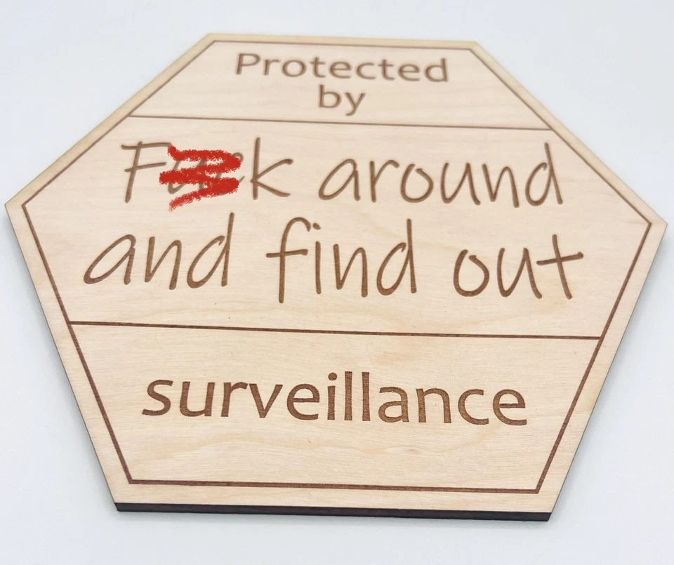 "Letrero grabado en madera protegido por F&*k alrededor y descubre 8""" Foto 2 de 4