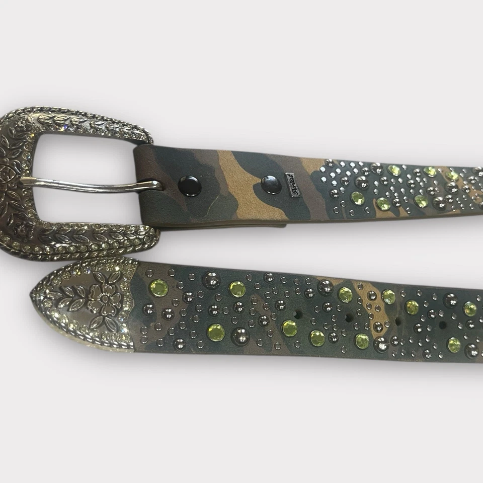 Cinturón de cuero Ariat camuflaje con adornos plateados y verdes Foto 2 de 4