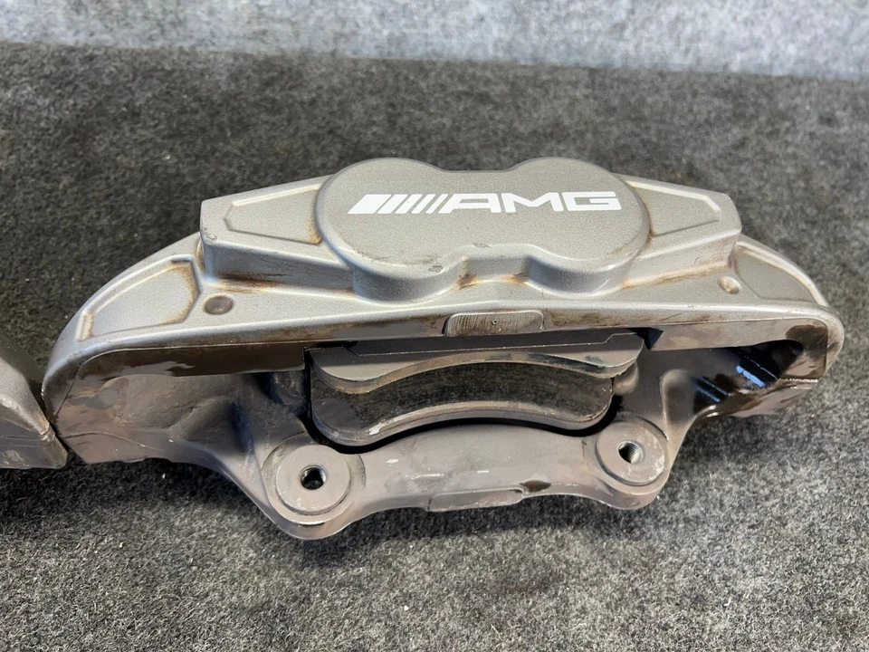 Conjunto de pinzas de freno delanteras Mercedes W117 Cla45 Amg OEM Foto 2 de 4