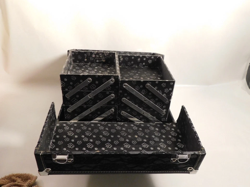 Cabodles con Llaves Cuero Negro y Encaje Maquillaje Tren Estuche Rígido Foto 2 de 4