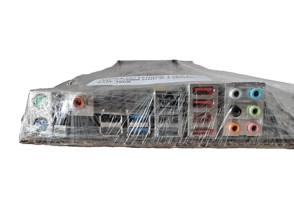 Placa madre ASRock P67 Extreme 4 Gen 3 Intel Core i7-2600K CPU combo 16 GB de RAM Foto 3 de 4