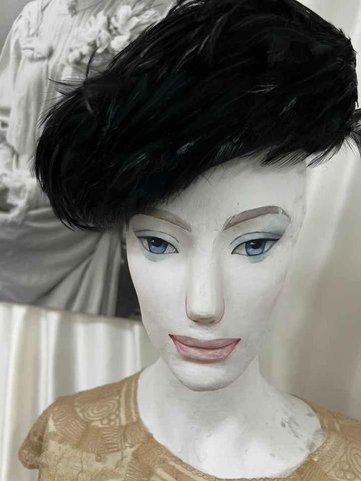 Sombrero negro vintage con una pluma. Estados Unidos, años 50. Foto 3 de 4