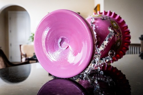 Par de lustres antiguos decorados en dorado con estuche de vidrio rosa con prismas de cristal - Imagen 10 de 10