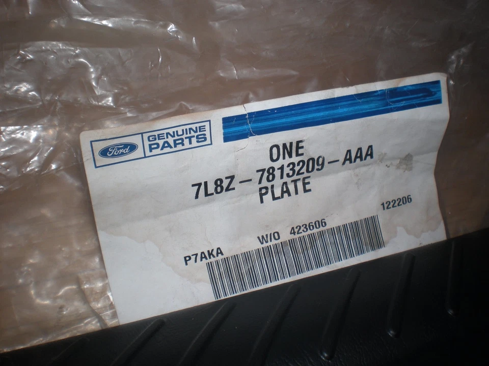 NUEVO FABRICANTE DE EQUIPOS ORIGINALES 2005 06 07 MERCURY MARINER PLACA DE UMBRAL DE PUERTA DELANTERA Foto 2 de 2