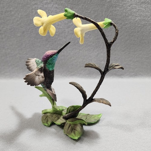 Colibrí Franklin Mint en vuelo alimentándose de flores de trompeta amarilla de colección - Imagen 3 de 11