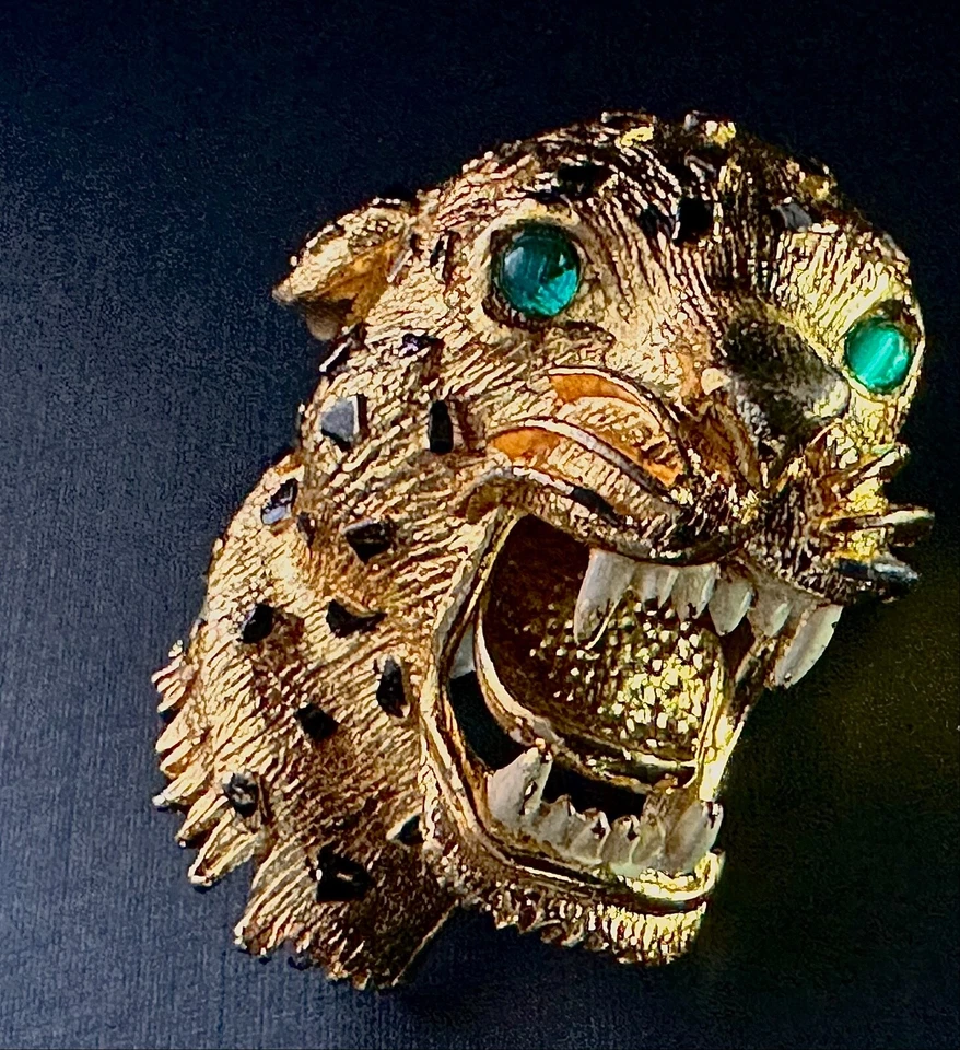 Broche grande tridimensional esmaltado cabeza de pantera ojos esmeralda