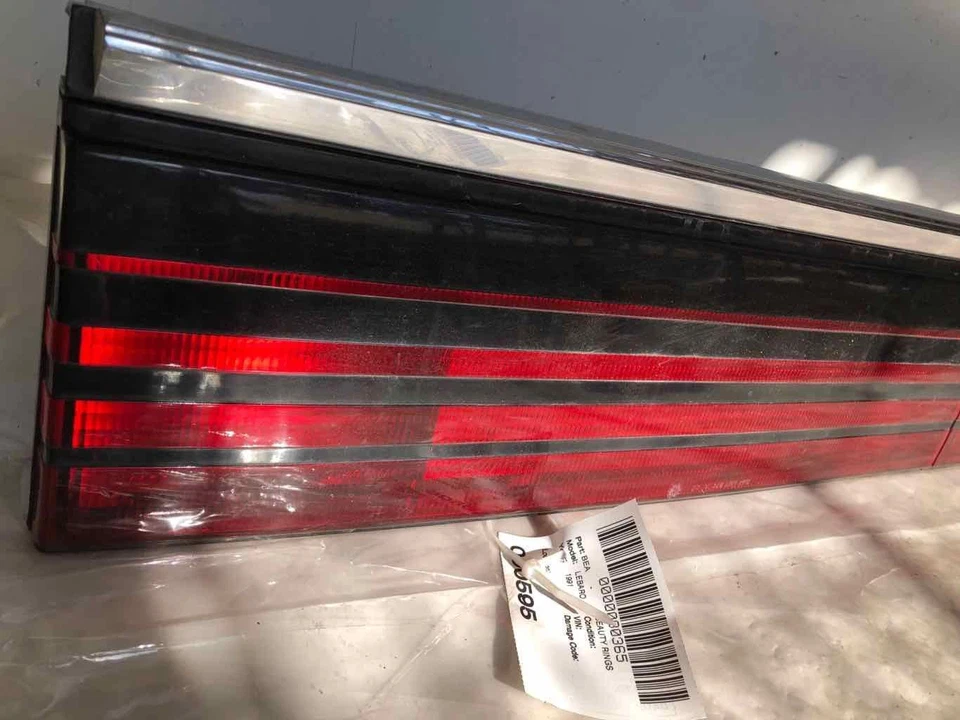 Conjunto de luz trasera central Chrysler Lebaron 1987-1995 montada en la cubierta Foto 3 de 4