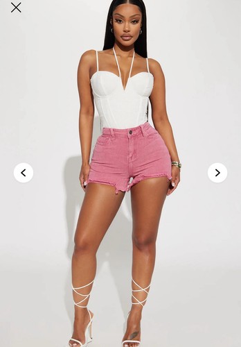 Pantalones Cortos de Denim Fashion Nova Into You Corte No Elástico Talla Grande 22 Frambuesa - Imagen 2 de 4