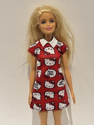 Barbie Puppe trägt Hello Kitty rotes Kleid Spielfigur beweglich