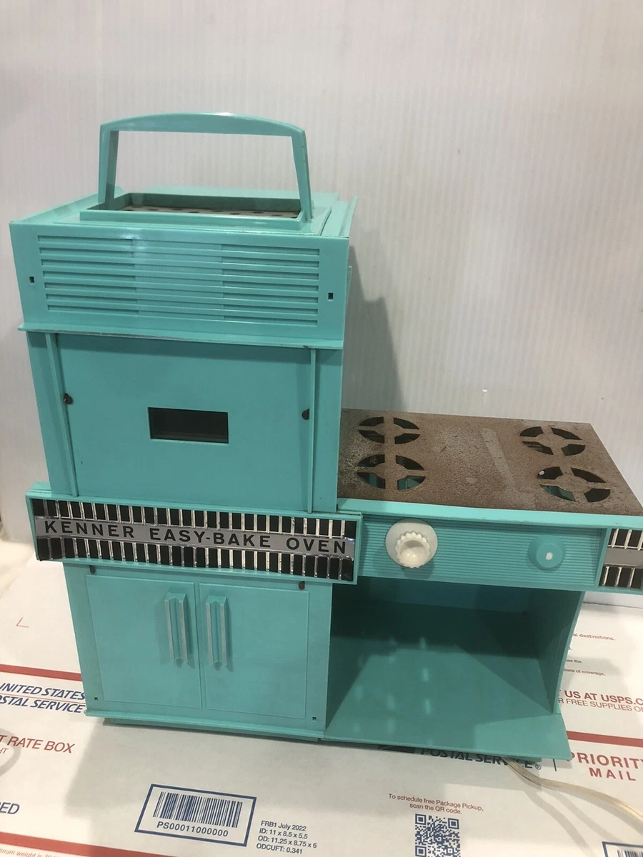 Lot - 1960s Kenner Easy-Bake Oven