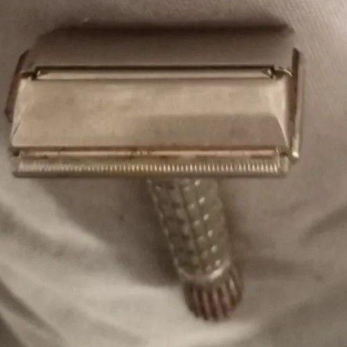 Vintage Red Tip Double Edge Razor With Replaceable Blades Made In The USA - Picture 2 of 3
