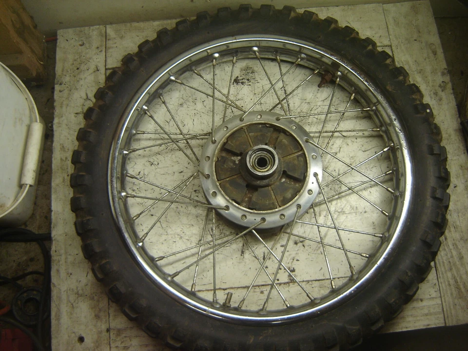 Suzuki B105P Bearcat 1967 rueda trasera Foto 2 de 4