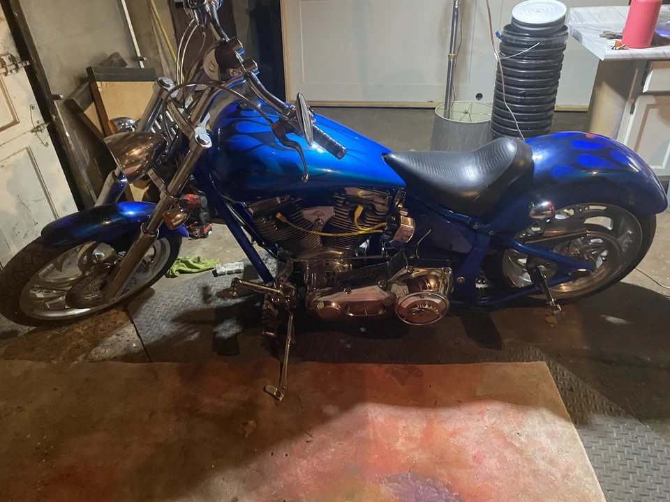 American Iron Horse 2004 azul con llamas negras. 111 supersidewinder Foto 4 de 4