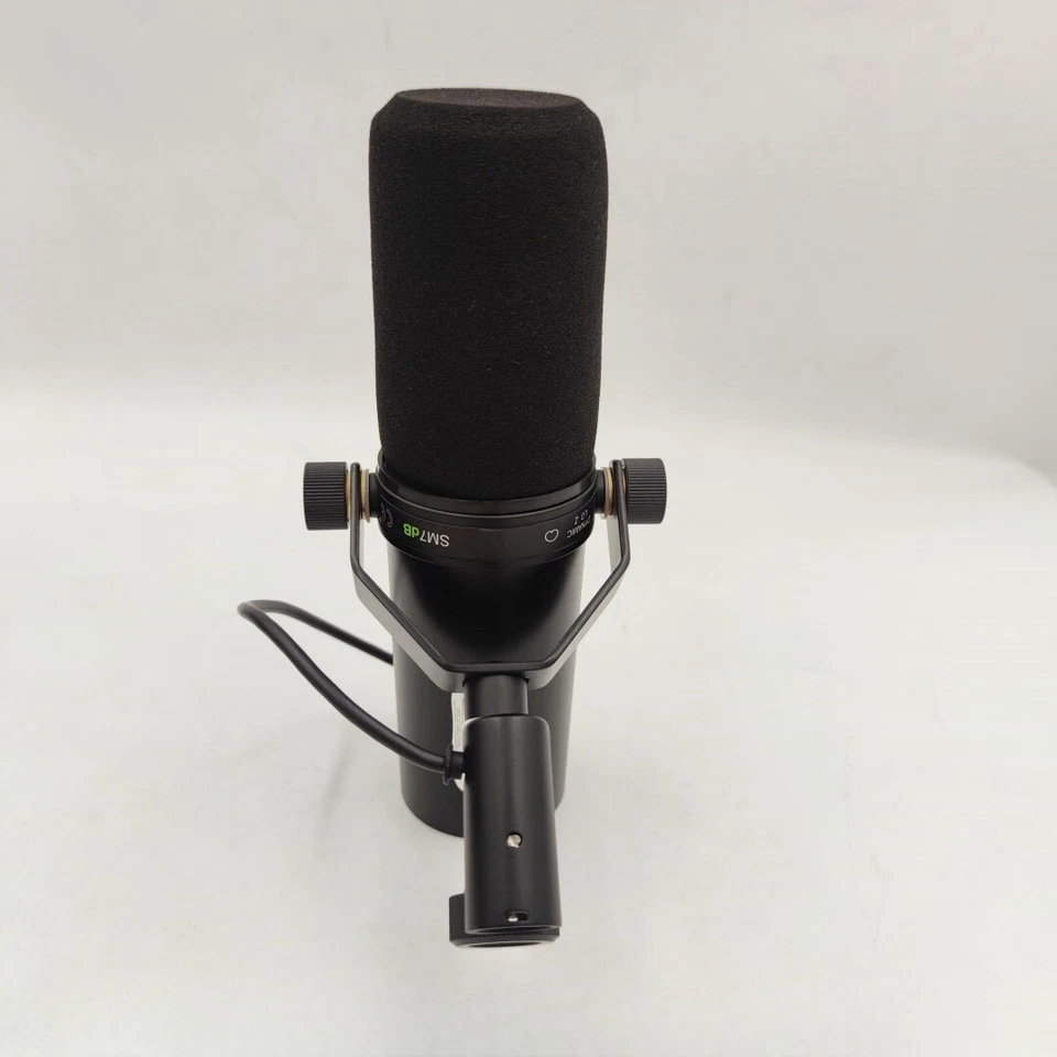 SM7DB Active Dynamic Cardioid Vocal Microphone with Built-in Preamp - Image 3 of 4