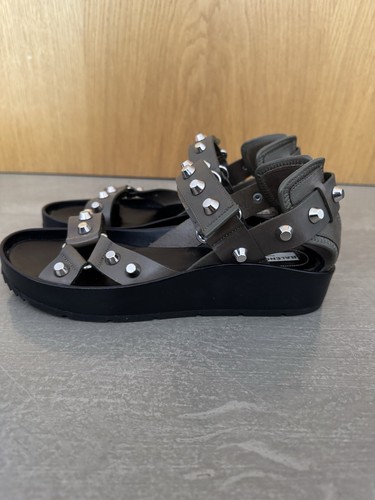 BALENCIAGA Arena sandali con borchie in pelle kaki TAGLIA 38 taglia 5 - Foto 2 di 8