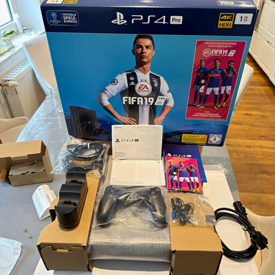 Wie Neu  Sony PlayStation 4 Pro 1TB 4K HDR FIFA 19 Bundle CUH-7116B Schwarz