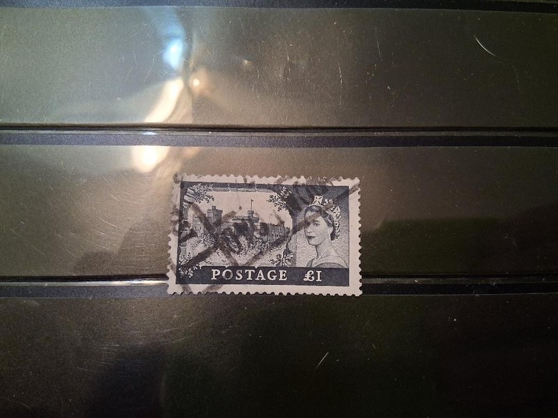 GREAT BRITAIN #312 ONE POUND USED (LOT 312) QUEEN ELIZABETH II DEEP BLACK