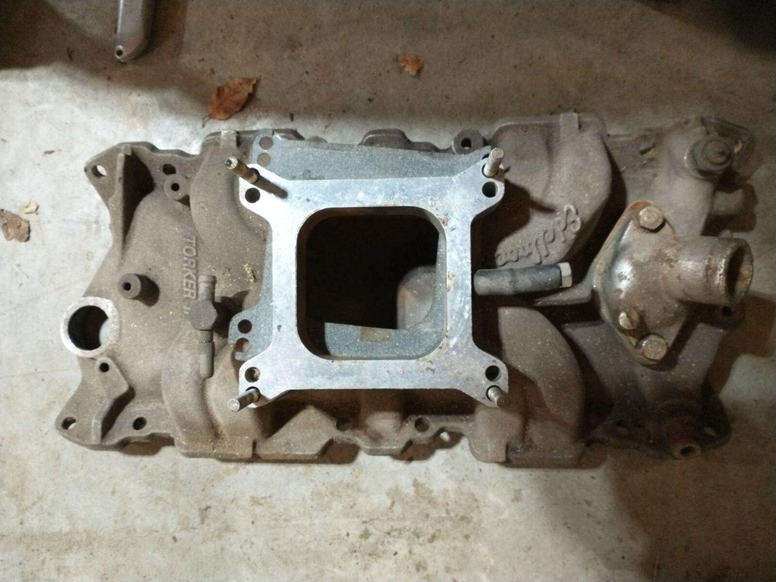 Edelbrock Torker 2 5001 Intake Manifold Chevy SBC 283 327 350 400 Rat