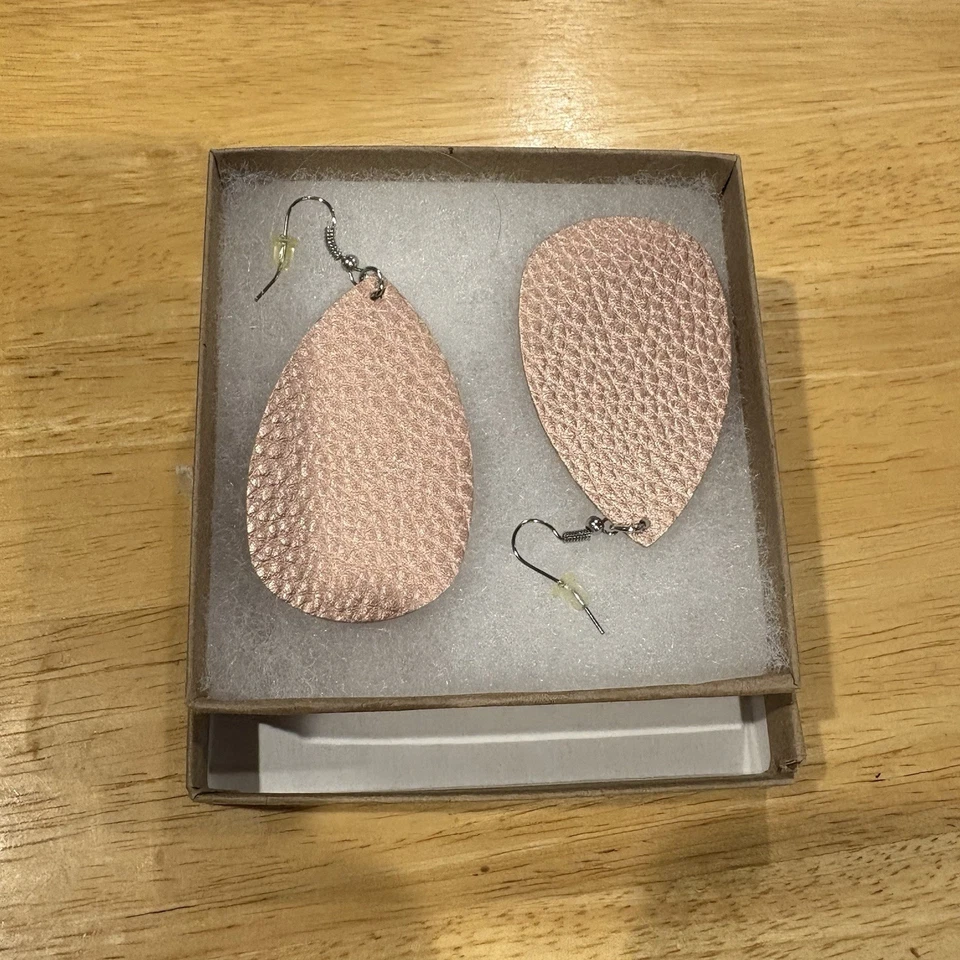 Elegantes Pendientes Lágrima Texturizados Color Oro Rosa Cuero 3” Nuevos Foto 3 de 3