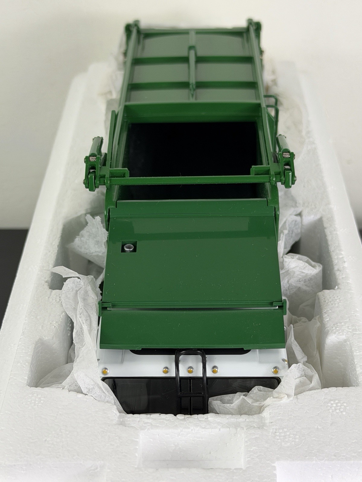 NIB  First Gear 1:34 Waste Management Mack Front-End Loader With Bin 19-2924