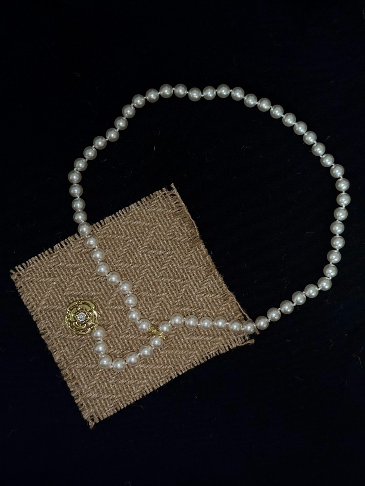 Collier perles blanches et fleur dorée chic pour vos soirées d'été