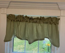 COUNTRY CURTAINS BRAND SCALLOPED LINED GREEN JACQUARD VALANCE 52'x17"