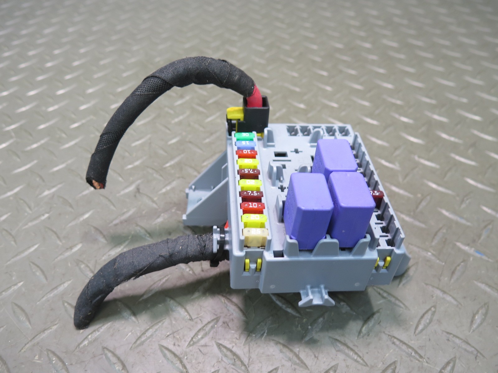 2009-2012 MASERATI GRANTURISMO M145 4.7L SAM FUSE RELAY BOX MODULE 60681003