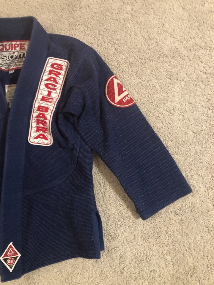 Gracie Barra GB Jóvenes Niños Y4 Azul Jiu Jitsu MMA Kimono Top Storm Equipe Foto 3 de 4