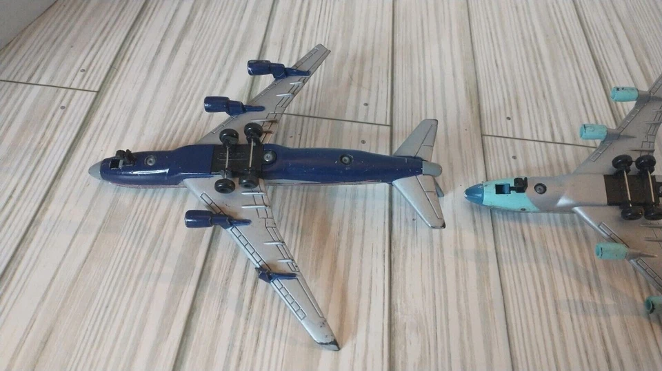 Set of 2 Damaged United States Boeing 747 Airplane Models - 1:400 Scale - RealTo - Image 2 of 4